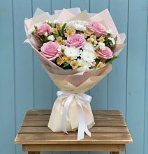 Букет цветов из:  Гвоздики, Орхидеи и Розы в Каменногорске