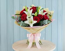 Букет цветов из:  Лилии и Розы в Каменногорске