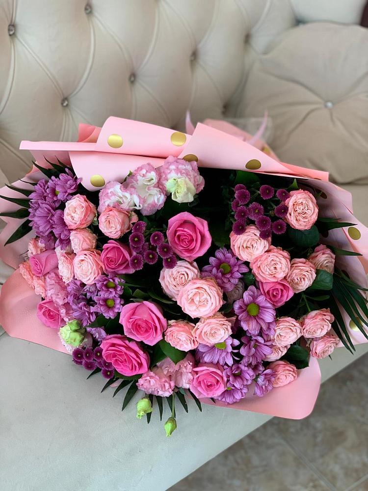 Букет цветов из: Хризантемы, Розы и Лизиантусы в Каменногорске