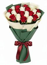 Букет Микс из красных и белых роз в Каменногорске