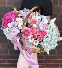 Цветочная композиция из Розы, Хризантемы, Пионы и Лизиантусы в корзине в Каменногорске