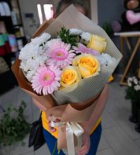 Букет цветов из:  Герберы, Розы и Хризантемы в Каменногорске