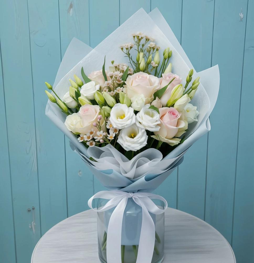 Букет цветов из: Розы и Лизиантусы в Каменногорске