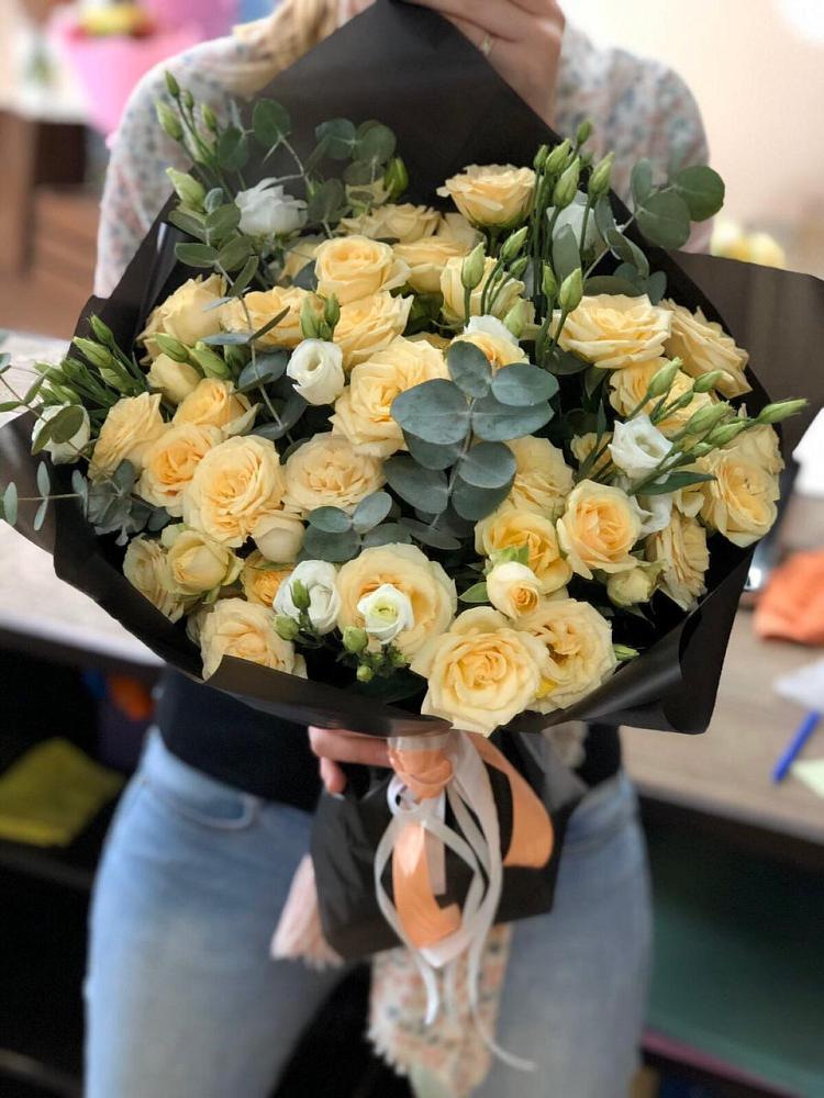 Букет цветов из: Розы и Лизиантусы в Каменногорске