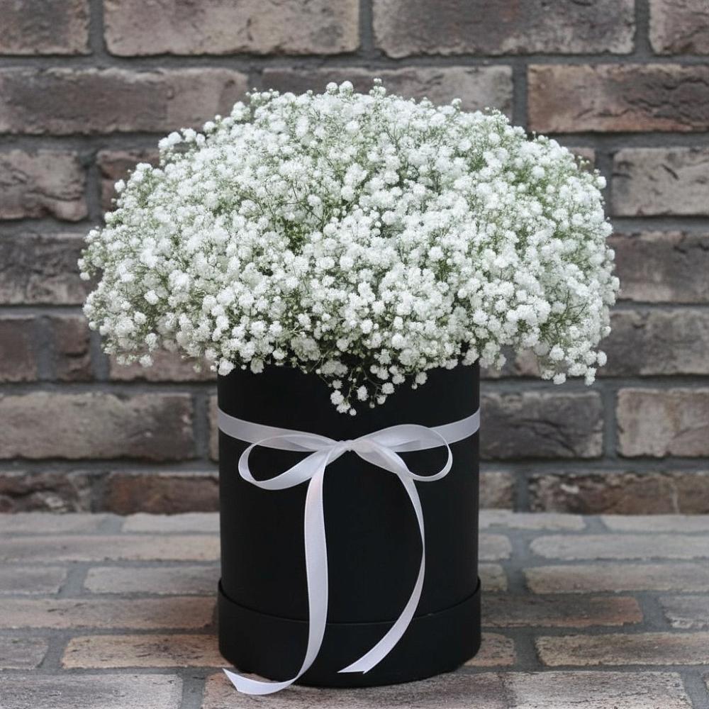 Цветочная композиция из Гипсофила в шляпной коробке в Каменногорске