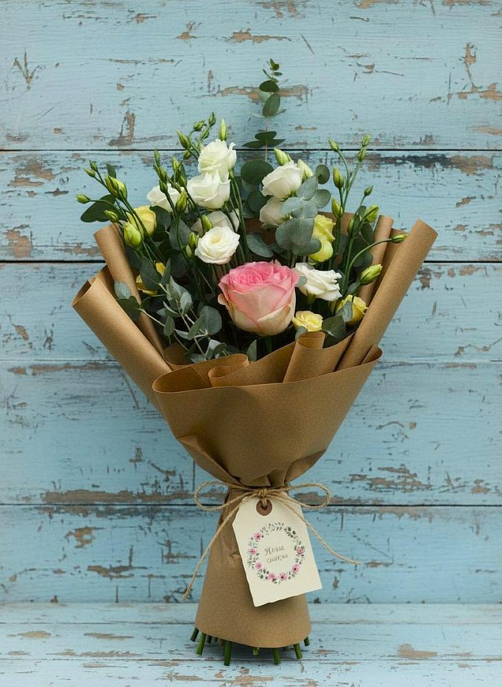 Букет цветов из: Розы и Лизиантусы в Каменногорске