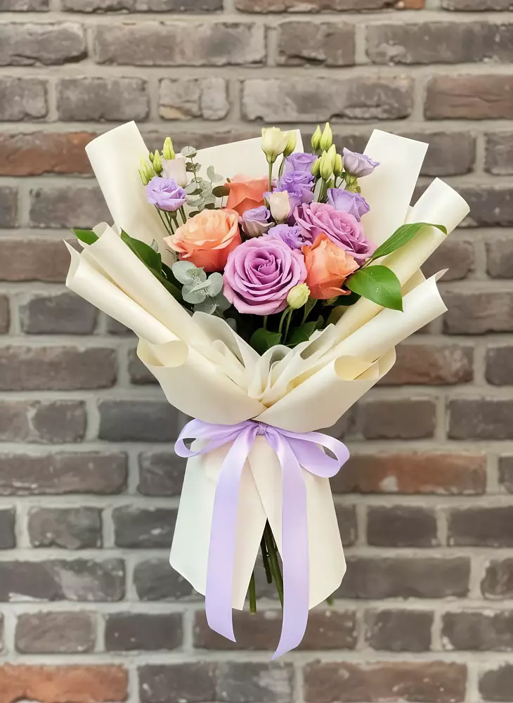 Букет цветов из: Лизиантусы и Розы в Каменногорске