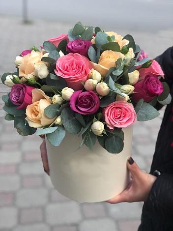 Цветочная композиция из Розы в шляпной коробке в Каменногорске
