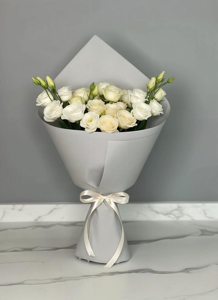 Букет цветов из: Розы и Лизиантусы в Каменногорске