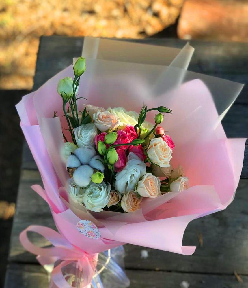 Букет цветов из: Розы и Лизиантусы в Каменногорске