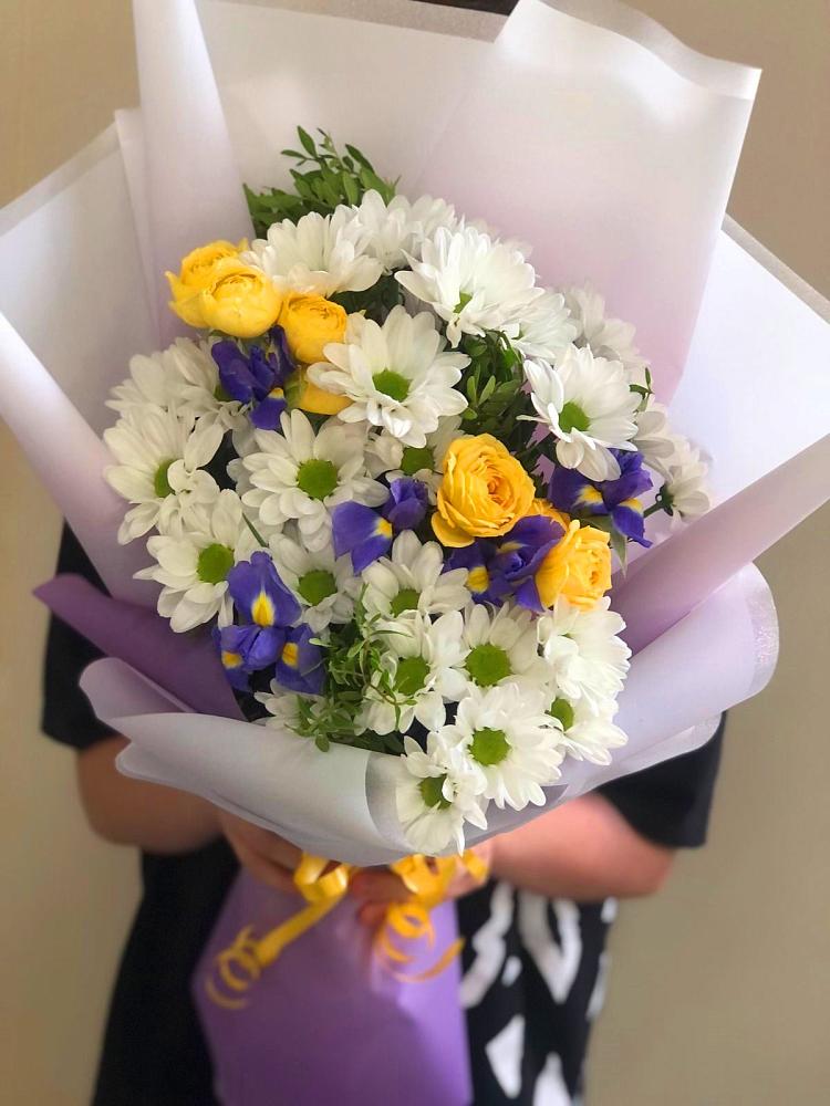 Букет цветов из: Ирисы, Хризантемы и Розы в Каменногорске
