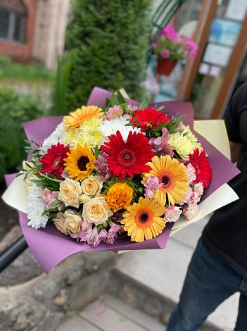Букет цветов из: Герберы, Ромашки, Хризантемы, Розы и Подсолнухи в Каменногорске