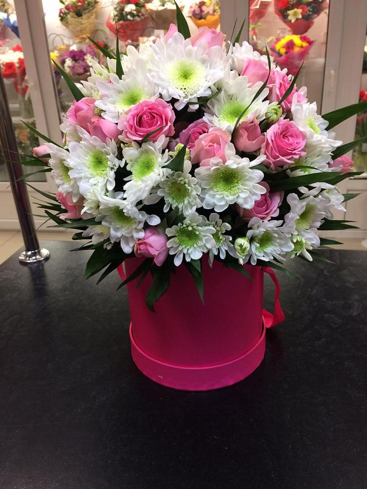 Цветочная композиция из Розы и Хризантемы в шляпной коробке в Каменногорске