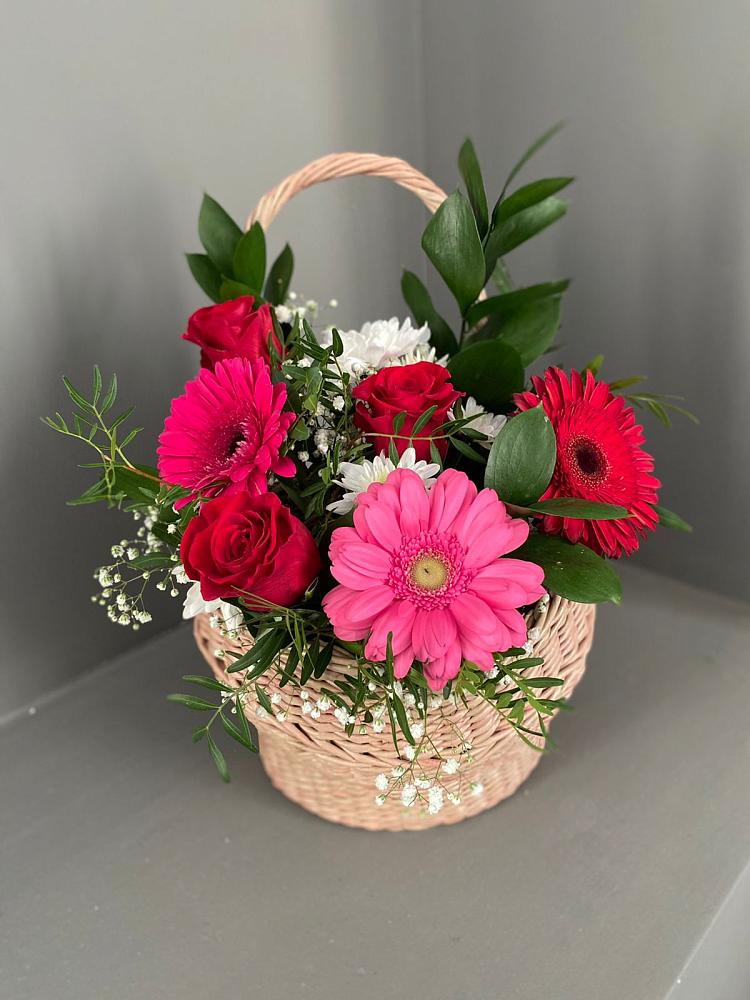 Цветочная композиция из Розы, Хризантемы и Герберы в корзине в Каменногорске