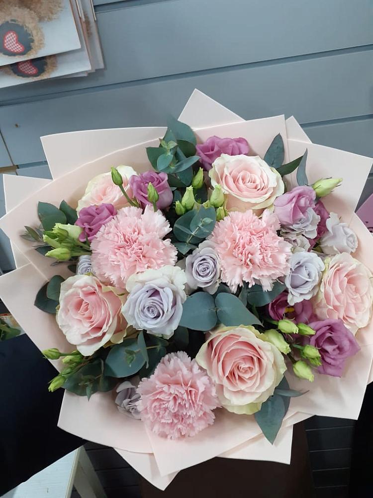 Букет цветов из: Розы, Гвоздики и Лизиантусы в Каменногорске