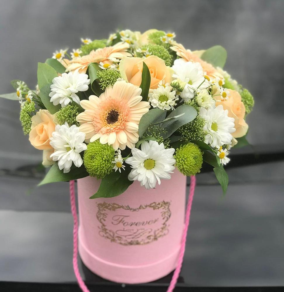 Цветочная композиция из Розы, Герберы и Хризантемы в шляпной коробке в Каменногорске