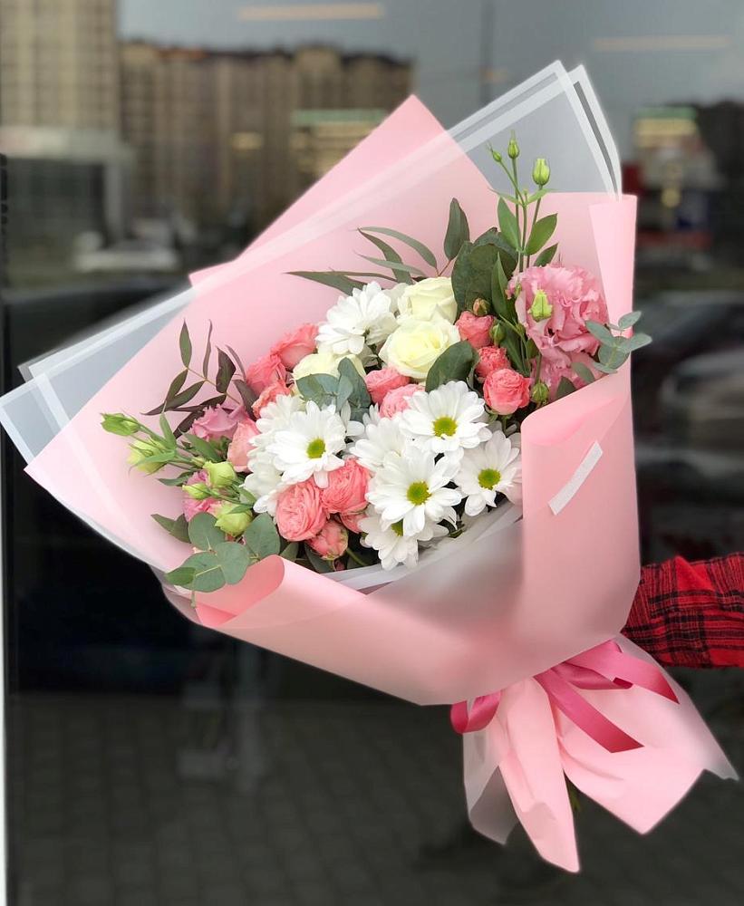 Букет нежный в Каменногорске Букет цветов из: Розы, Лизиантусы и Хризантемы в Каменногорске