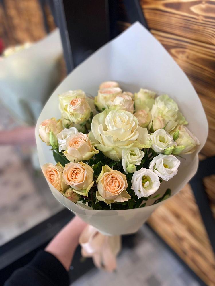 Букет цветов из: Розы и Лизиантусы в Каменногорске