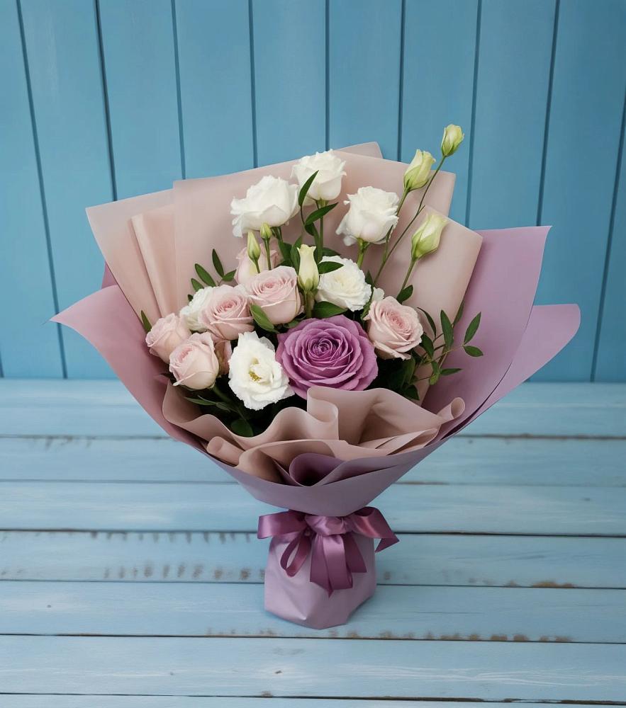 Букет цветов из: Розы и Лизиантусы в Каменногорске